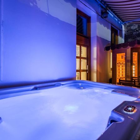Wellness Wonderland: Garden, Sauna, Jacuzzi In Cbd ブダペスト エクステリア 写真