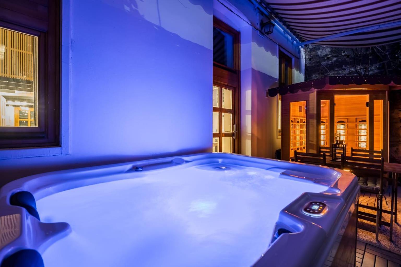 Wellness Wonderland: Garden, Sauna, Jacuzzi In Cbd ブダペスト エクステリア 写真
