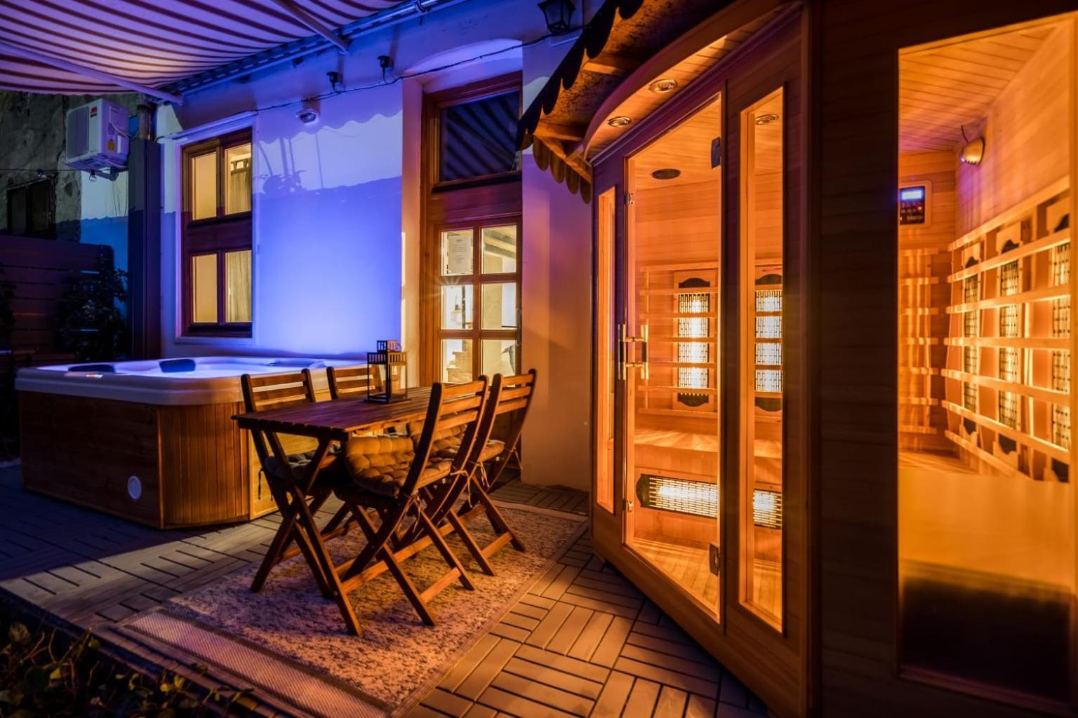 Wellness Wonderland: Garden, Sauna, Jacuzzi In Cbd ブダペスト エクステリア 写真