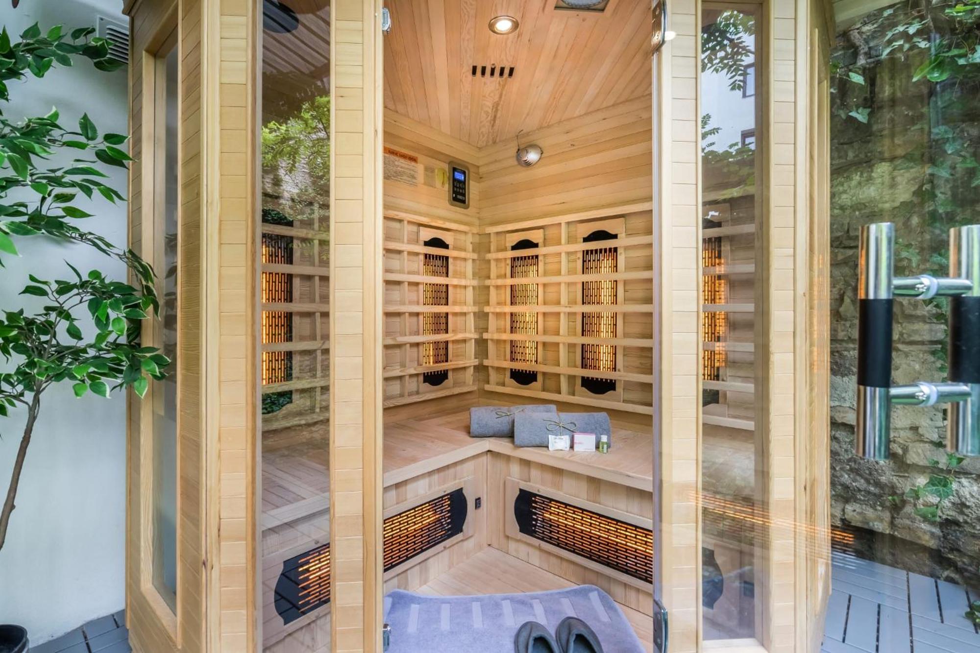 Wellness Wonderland: Garden, Sauna, Jacuzzi In Cbd ブダペスト エクステリア 写真