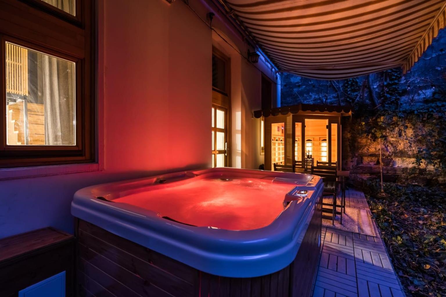 Wellness Wonderland: Garden, Sauna, Jacuzzi In Cbd ブダペスト エクステリア 写真