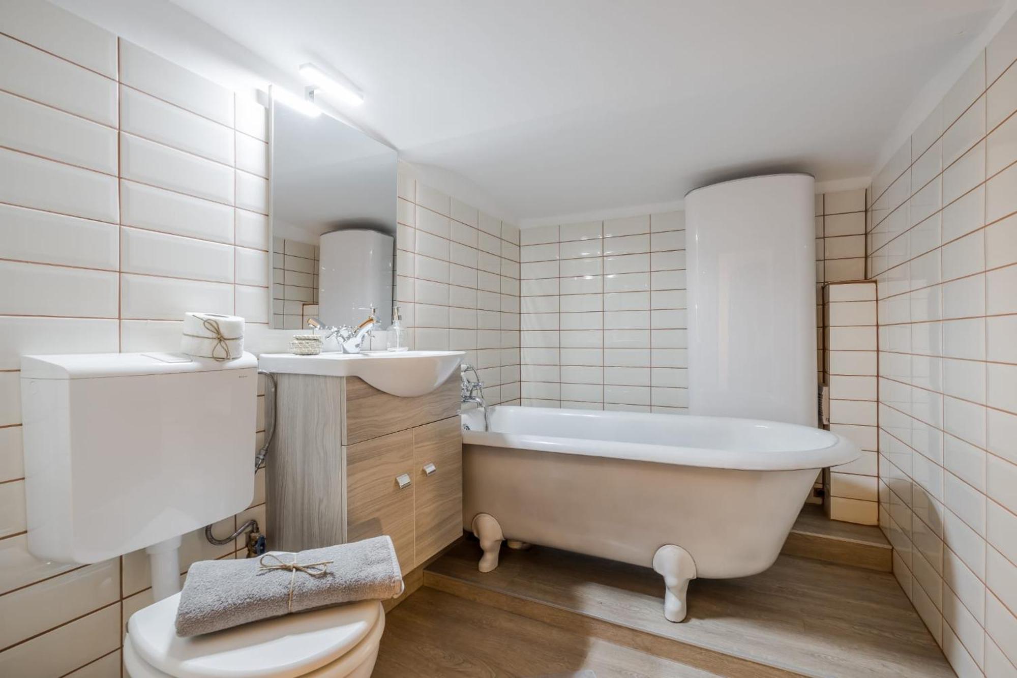 Wellness Wonderland: Garden, Sauna, Jacuzzi In Cbd ブダペスト エクステリア 写真
